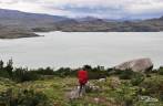 A caminho do Acampamento Los Cuernos, observando o lago Nordenskjold, no Parque Nacional Torres del Paine, no sul do Chile
